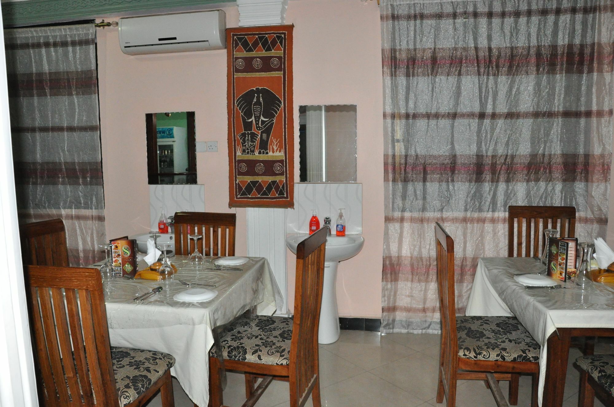 Six Eight Motel Arusha Bagian luar foto